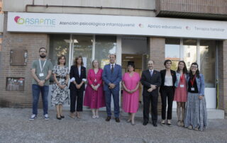 Foto de representantes institucionales y equipo de infantojuvenil